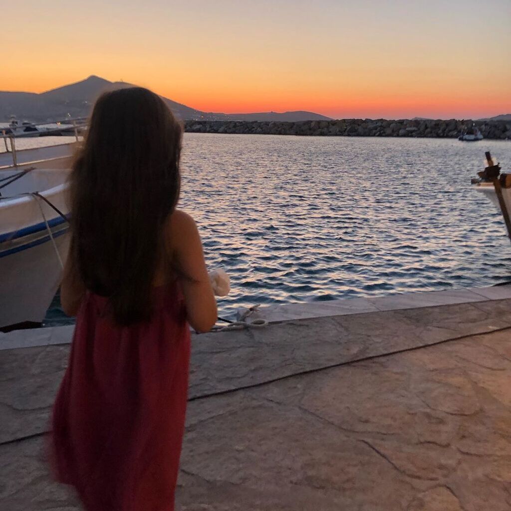 Αυτές τις μέρες βρίσκεται στην Πάρο και απολαμβάνει τις καλοκαιρινές της διακοπές μαζί με τα τρία της παιδιά και τον σύζυγό της, Θέμη Σοφό! 