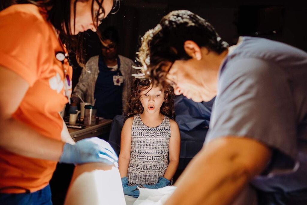 Είδε την αδερφή της να γεννιέται και οι εκφράσεις της είναι μοναδικές (pics)