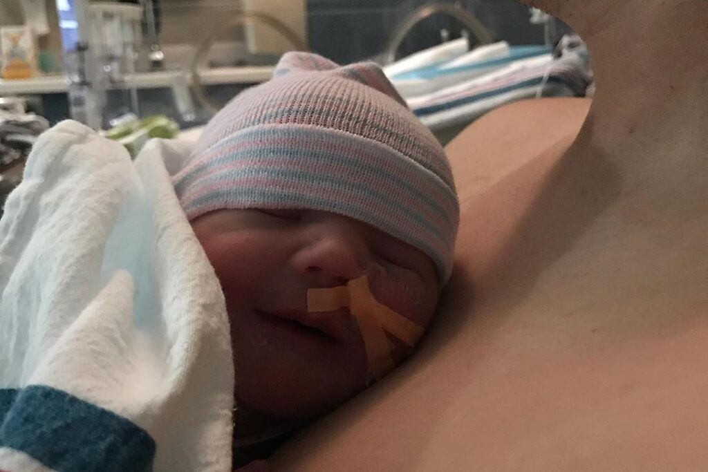 Είδε την αδερφή της να γεννιέται και οι εκφράσεις της είναι μοναδικές (pics)