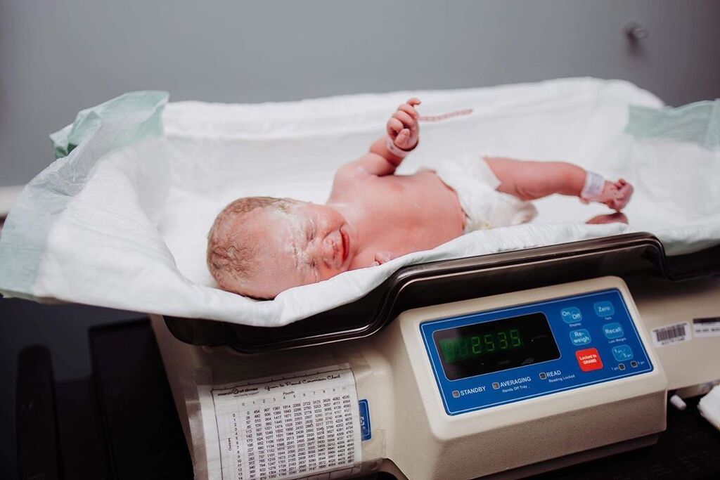 Είδε την αδερφή της να γεννιέται και οι εκφράσεις της είναι μοναδικές (pics)