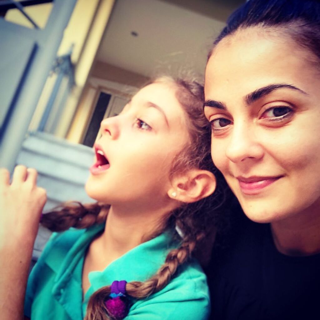 Αγγελική Δαλιάνη - Η ηθοποιός έχει δύο παιδιά  με τον Μάνο Παπαγιάννη και αρκετά συχνά ανεβάζει φωτογραφίες τους στο Instagram της. 