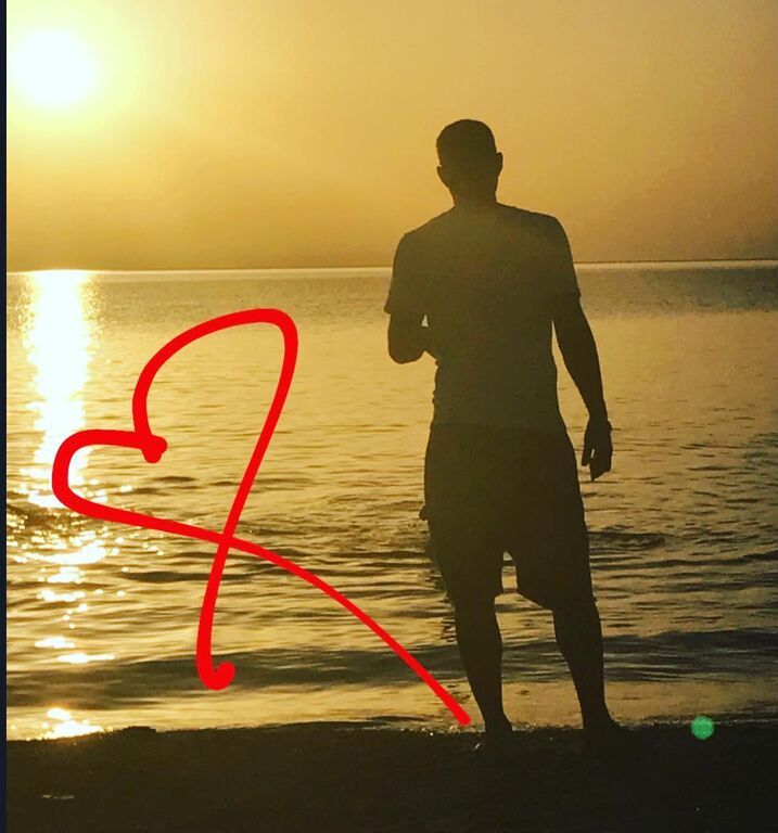 Ωστόσο, κάποιες φορές μας δείχνει και τον Τραϊανό Δέλλα με τον οποίο παραμένουν αγαπημένοι και ερωτευμένοι και μετά τα τόσα χρόνια έγγαμου βίου.