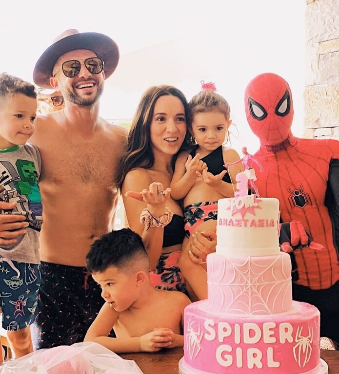 Καλομοίρα - Η τραγουδίστρια έχει δημιουργήσει μία υπέροχη οικογένεια. Η φωτογραφία που βλέπετε παραπάνω είναι από τα γενέθλια της κορούλας της. 