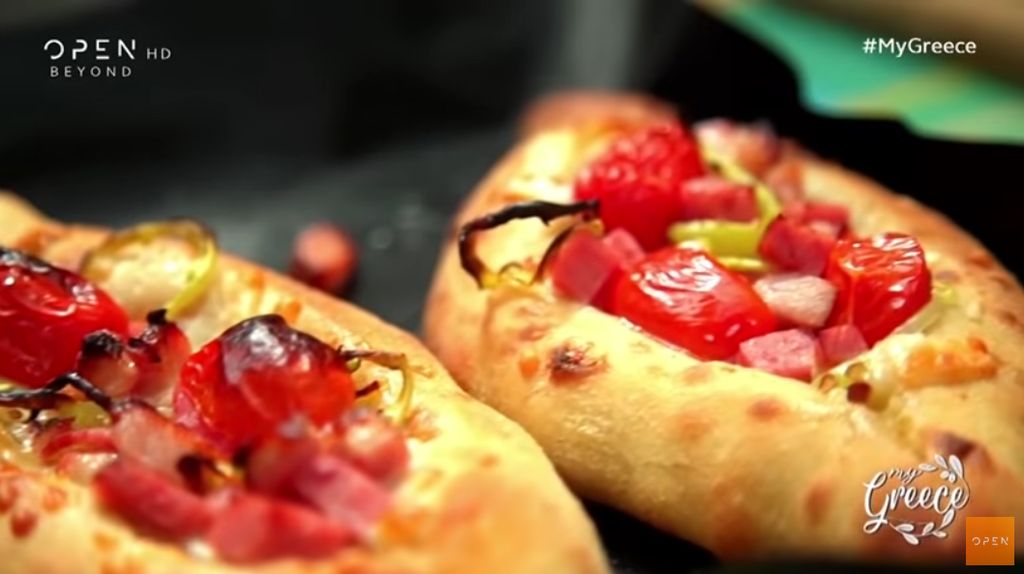 Περάστε τις ψητές «βαρκούλες» με λίγο βούτυρο, γεμίστε με τα αγαπημένα σας υλικά (ό,τι θέλετε), ψήστε μέχρι να λιώσουν τα τυριά και απολαύστε! 