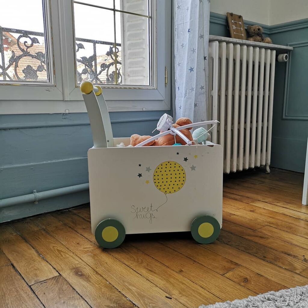 Φροντίστε ώστε τα περισσότερα αντικείμενα του δωματίου να είναι στο μέγεθος του μικρού σας για να μπορεί να τα χρησιμποιει. 