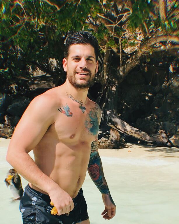 Πρώτη τάξη λυκείου πήγε σε αμερικανικό κολέγιο στη Μάλτα. Εκεί έπαιξε ποδόσφαιρο για 2 χρόνια στην Hibernians με μεγάλη επιτυχία και έπειτα έπαιξε ποδόσφαιρο σε επαγγελματικές ομάδες αλλά και σε ερασιτεχνικούς συλλόγους. Αγαπάει τον αθλητισμό και παίζει π