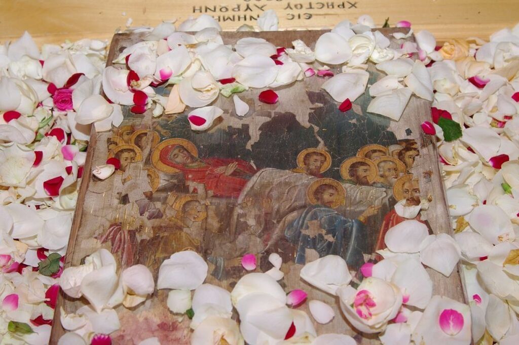 Η εικόνα με την Κοίμηση της Θεοτόκου, στην εκκλησία του χωριού.

Πηγή φωτογραφίας: cretanmagazine.gr