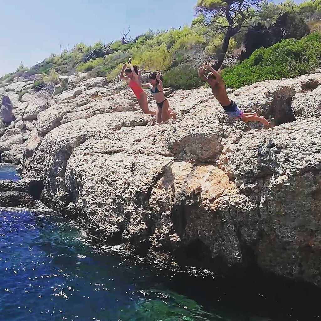 Την επόμενη ημέρα, η βουλευτής και πρώην μοντέλο, μοιράστηκε μαζί μας αυτήν τη φωτογραφία. Η Νόνη Δούνια, η Ρία και ο Στάθης κάνουν μια εντυπωσιακή βουτιά από έναν βράχο και ο φακός απαθανατίζει τη στιγμή. 