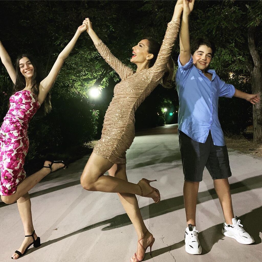 Εδώ βλέπουμε τη Δέσποινα Βανδή και με τα δύο της παιδιά, τη Μελίνα και τον Γιώργο. 