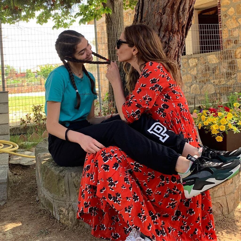 Και οφείλουμε να παραδεχτούμε ότι η μικρή είναι μία κούκλα. 