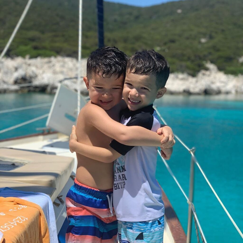 Τα δίδυμα αχώριστα και απολαμβάνουν 