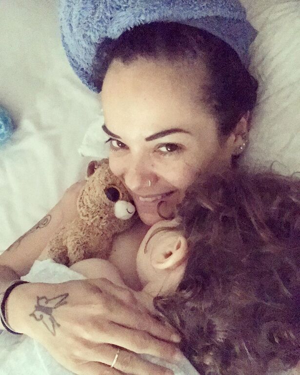 Αυτή όμως δεν είναι η πρώτη φορά που η ηθοποιός ανεβάζει φωτογραφία με τις δύο του αγκαλιασμένες. Μία από αυτές που έχει ανεβάσει κατά καιρούς είναι και αυτή που βλέπετε παραπάνω, η οποία είναι εξίσου γλυκιά με τις προηγούμενες. 