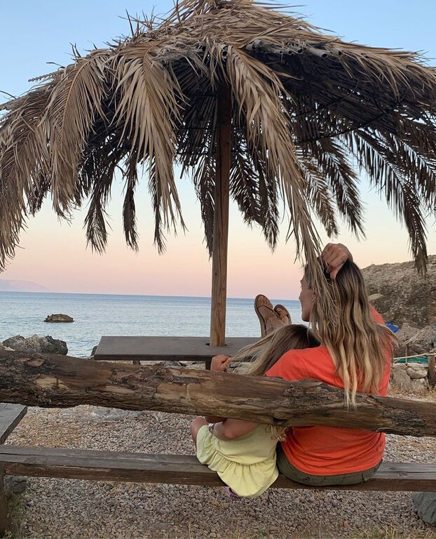 Σε άλλες, μας δείχνει τις στιγμές χαλάρωσης με την κορούλα της....