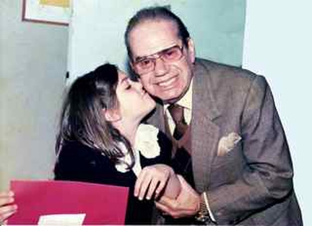 Ο Γιάννης Γκιωνάκης με την εγγονή του, Αναστασία Χρόνη. Την παιδική της αυτή φωτογραφία, έχει ανεβάσει η ίδια η Αναστασία στο blog της anastasiachroni.blogspot.com.