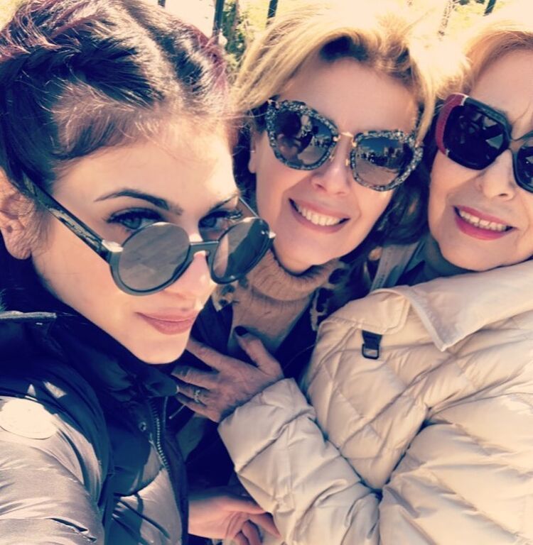 Για το τέλος, σας αφήσαμε την πιο γλυκιά φωτογραφία που είδαμε στο προφίλ της Ζέτας-Γεωργίας. Τη φωτογραφία αυτή ανέβασε ανήμερα της Γιορτής της Μητέρας και βλέπουμε την ίδια να ποζάρει με τη μαμά και την γιαγιά της. Τρεις γενιές, τρεις γυναίκες. Και οι τ