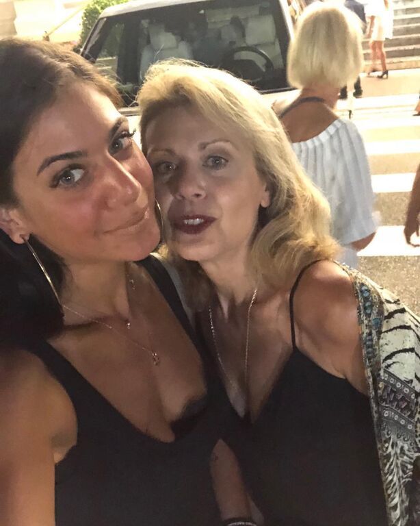 Μαμά και κόρη ποζάρουν στον φωτογραφικό φακό και βλέπουμε την ομοιότητα στα μάτια τους.