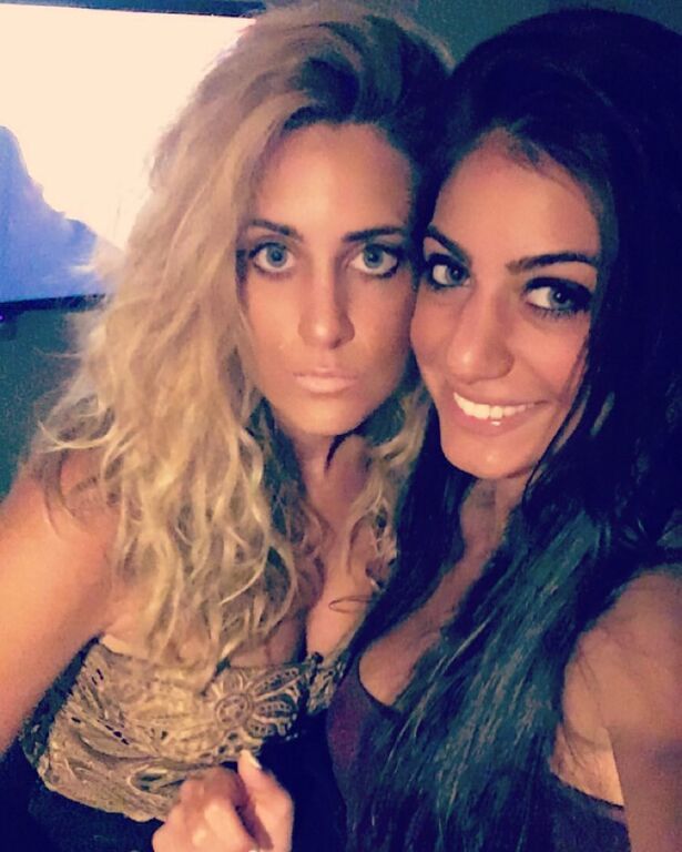 Εδώ βλέπουμε και πάλι τις δύο αδελφές. Η μία ξανθιά, η άλλη μελαχρινή και οι δύο όμως κούκλες. Η Αναστασία, αν και είναι ανήσυχο πνεύμα και από μικρή ασχολείται με τα κοινά, στα social media έχει επιλέξει να διατηρήσει ένα πιο χαμηλό προφίλ. 