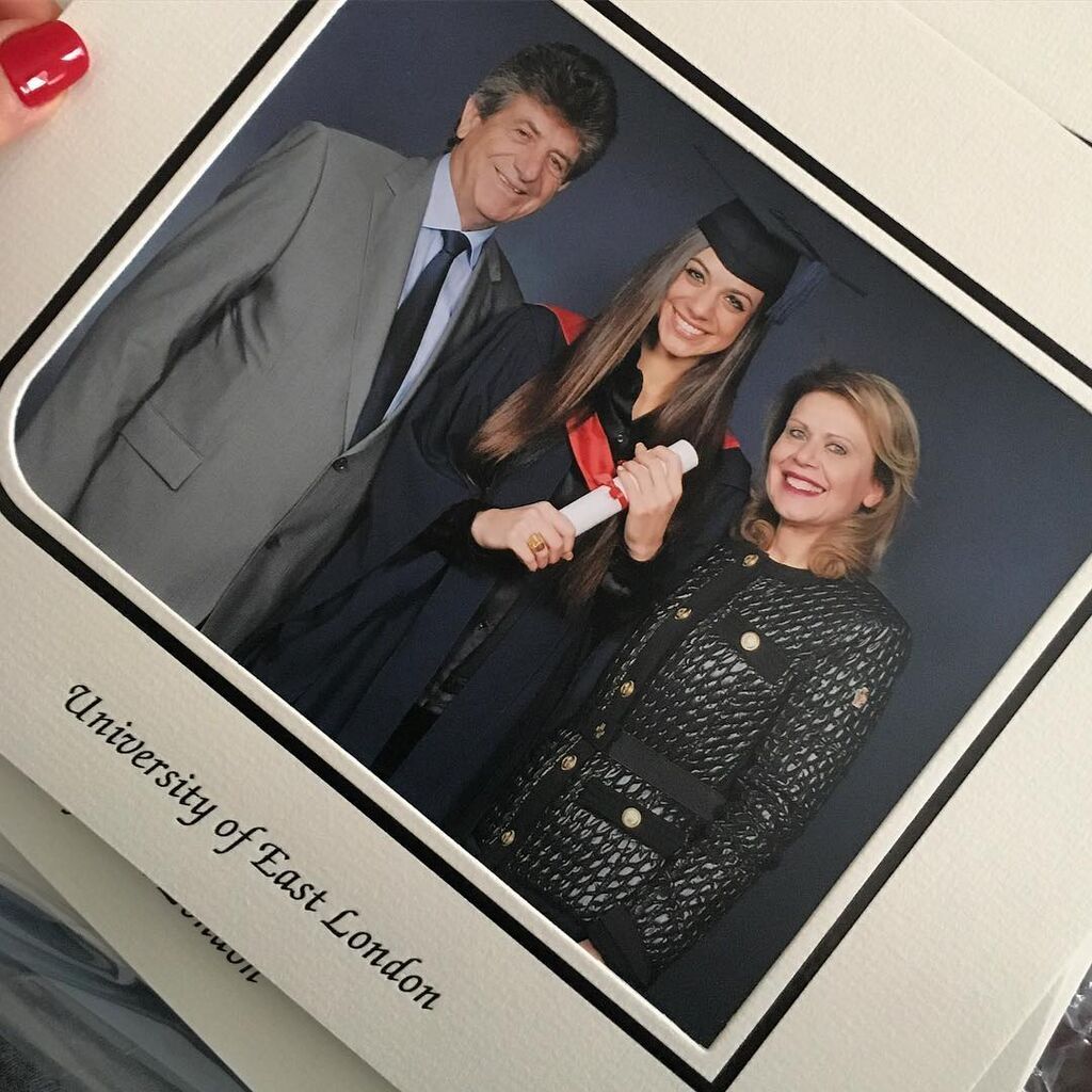 H Ζέτα - Γεωργία είναι πολιτικός μηχανικός. Στο παρελθόν μάλιστα είχε ανεβάσει και μία φωτογραφία με τους γονείς της, Κωνσταντίνο και Ρενάτα, από την ορκωμοσία της. 