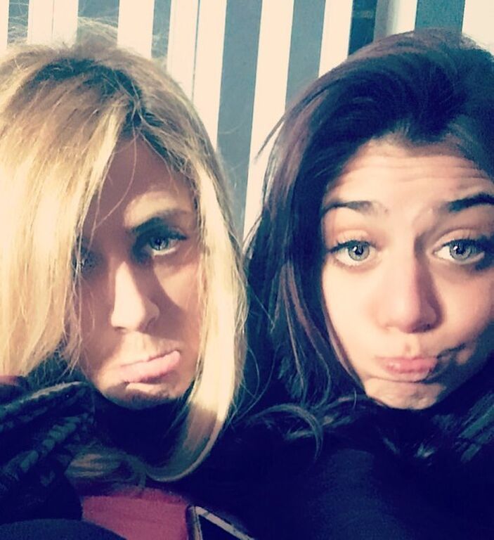 Εδώ βλέπουμε την Αναστασία μαζί με την αδερφή της, Ζέτα-Γεωργία. Και οι δύο είναι καλλονές και έχουν κληρονομήσει τα μεγάλα, εκφραστικά μάτια της μητέρας τους.