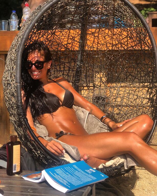 Παράλληλα όμως, της αρέσει να ασχολείται και με την γυμναστική. Μάλιστα, όπως γράφει και στο Instagram προφίλ της, είναι και personal trainer.