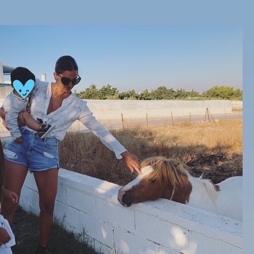 Οι διακοπές στην Πάρο συνεχίζονται για την Σταματίνα Τσιμτσιλή η οποία μαζί με τα παιδιά της κάνει 