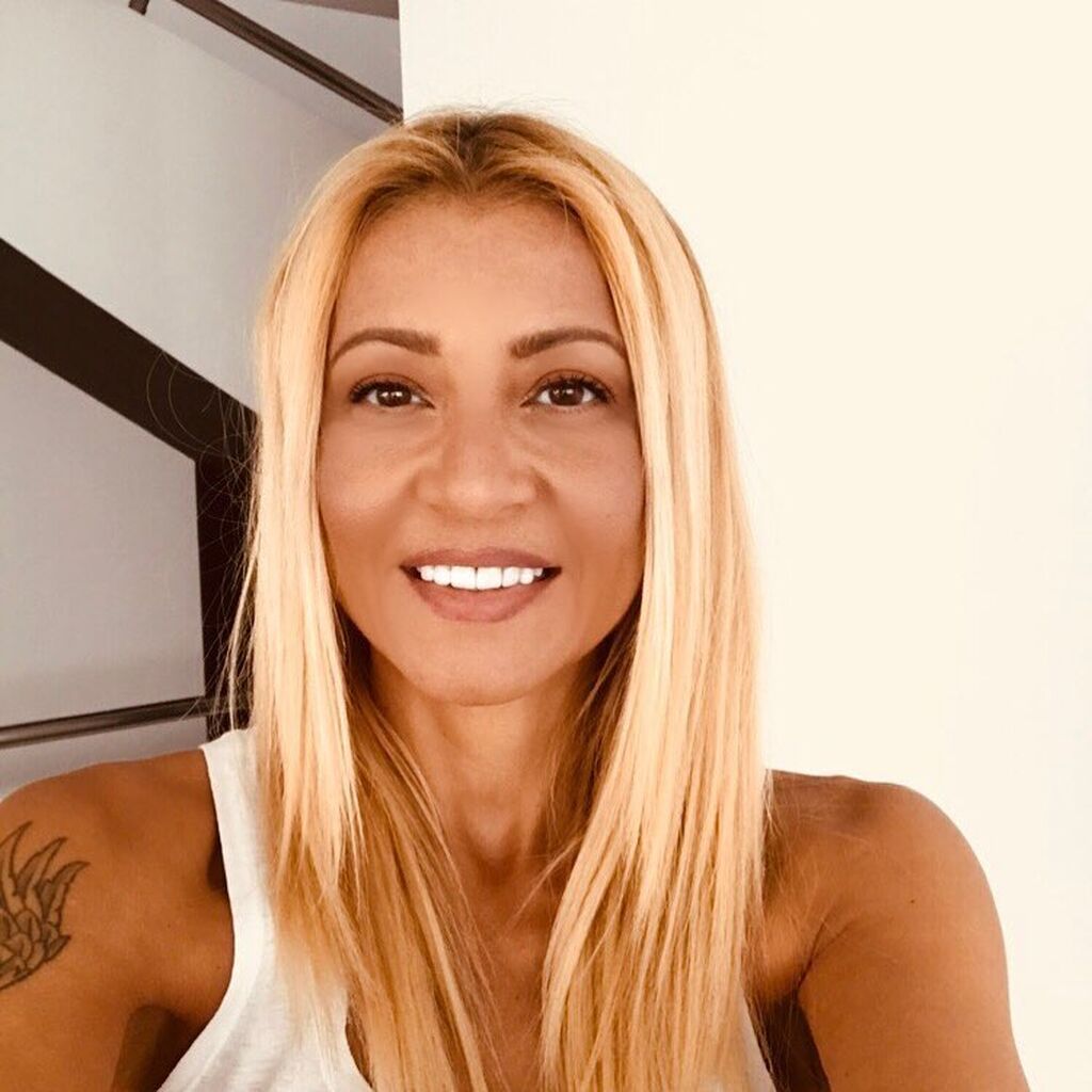 Η Λένα Παπαδοπούλου αν και μετράει πολλά χρόνια παρουσίας στον καλλιτεχνικό χώρο, διατηρεί ένα ιδιαίτερα χαμηλό προφίλ. 