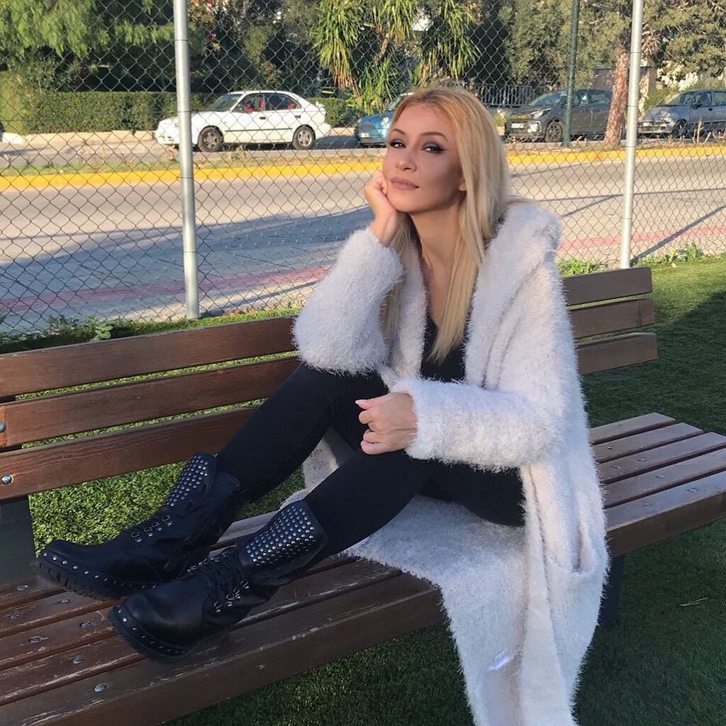 Οι φωτογραφίες που ανεβάζει στον προσωπικό της λογαριασμό στο Instagram είναι με την ίδια σε διάφορες στιγμές της καθημερινότητάς της. 