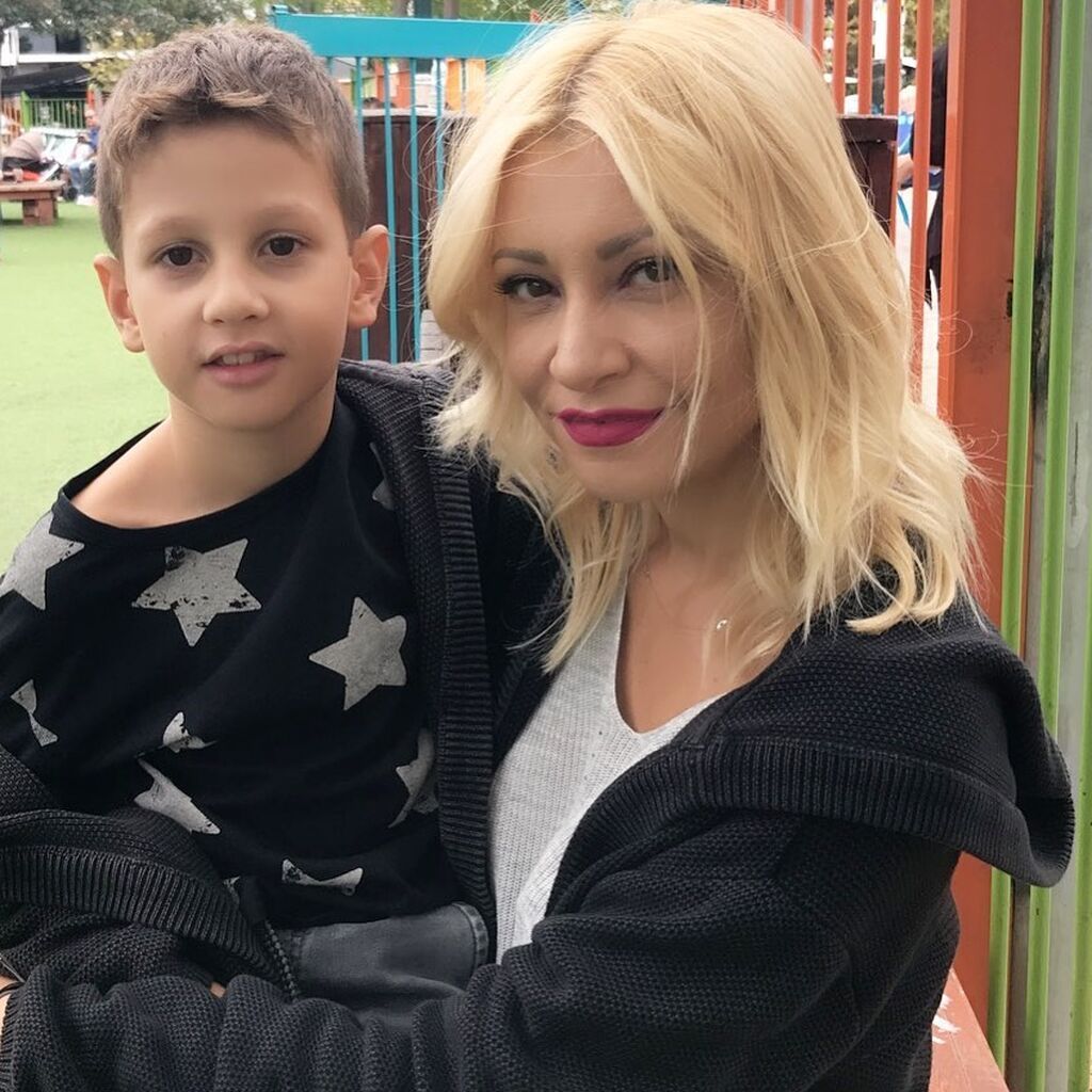 Αυτή είναι η πρώτη και η μοναδική φωτογραφία που έχει ανεβάσει η Λένα Παπαδοπούλου στο Instagram της με τον γιο της. Τη φωτογραφία μοιράστηκε μαζί μας μερικούς μήνες πριν και αυτό που έχουμε να πούμε είναι ότι ο μικρός Γιάννης της μοιάζει πολύ, δε νομίζετ