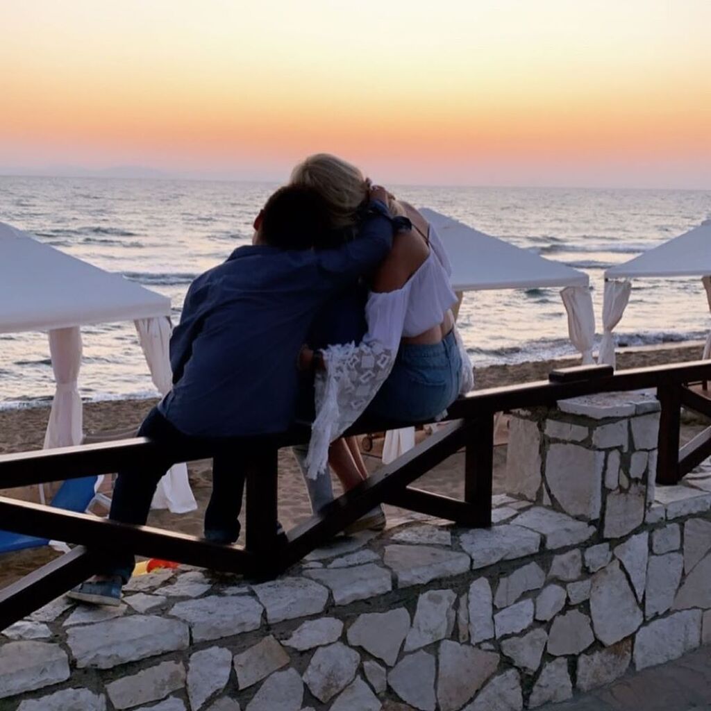 Μία ακόμη φωτογραφία με το ίδιο στιγμιότυπο, στην οποία όμως, μαμά και γιοι είναι αγκαλιασμένοι. 