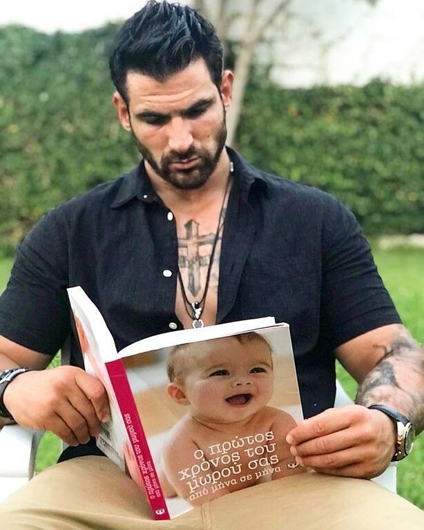 Ο μέλλοντας μπαμπάς ανέβασε αυτή τη νέα φωτογραφία στο Instagram του, στην οποία τον βλέπουμε να διαβάζει ένα βιβλίο για τον πρώτο χρόνο με το μωρό. 