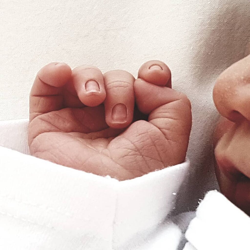 ...και εδώ την πρώτη φωτογραφία του γιου του που μόλις είχε γεννηθεί.