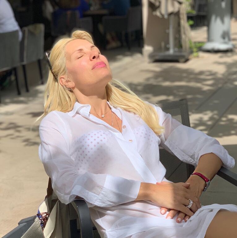 H πρώτη φωτογραφία που η Ελένη Μενεγάκη απολαμβάνει τον ήλιο, όμως δεν έχει βουτήξει στα καταγάλανα νερά γιατί κρύωνε! 