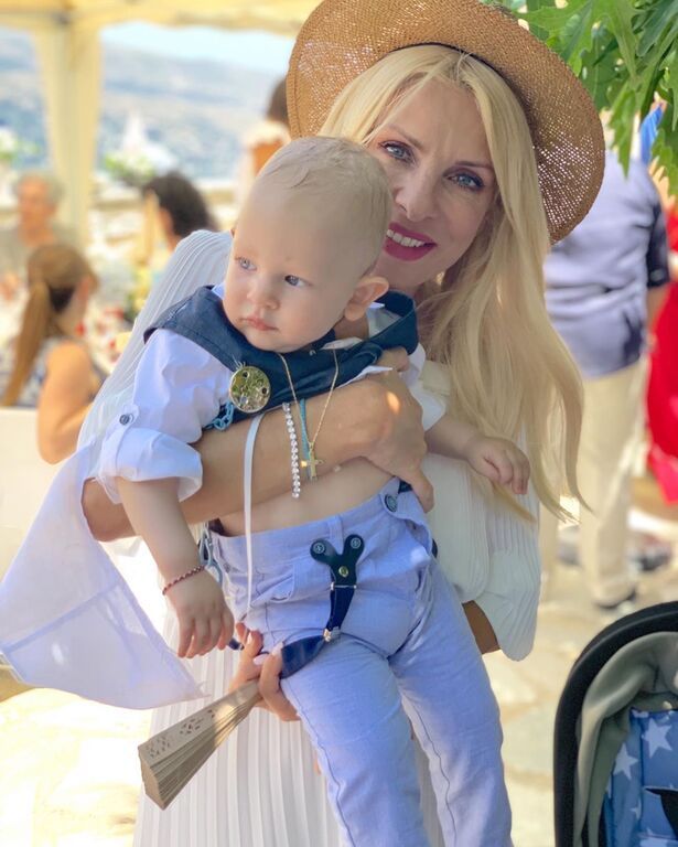 Στην Άνδρο σε βάφτιση ενός μικρού φίλου, που πολλοί νόμισαν ότι έγινε νονά αλλά απάντησε στα σχόλια και είπε "όχι" δεν έγινε νονά του πανέμορφου μπόμπιρα.