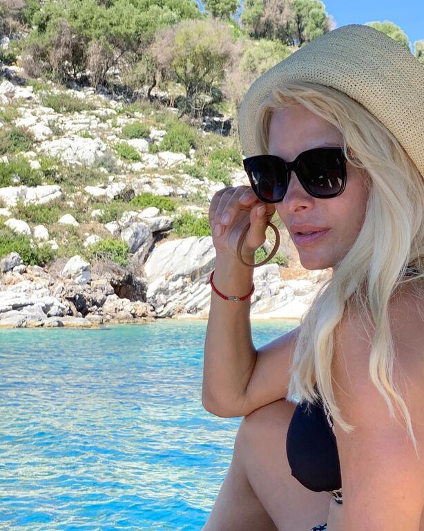 Απολαμβάνει το ταξίδι στο Ιόνιο.