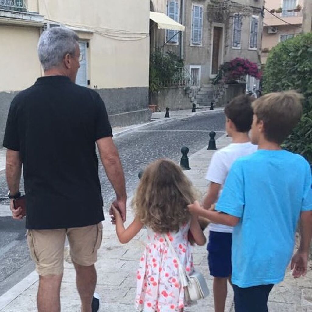 Βόλτα με τα τρία του παιδιά.