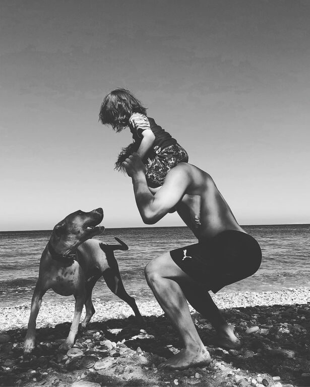 Πηγαίνουν βόλτες, παίζουν στο σπίτι, 