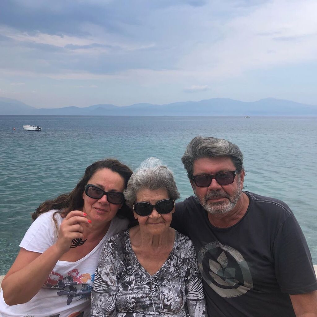 Αλλη μια οικογενειακή φωτογραφία, παρέα με τη μητέρα και την αδελφή του