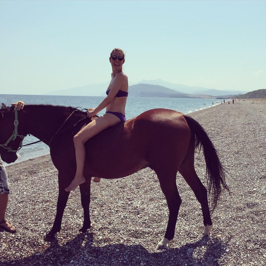 Αυτός είναι ο επίγειος παράδεισος της Βίκυς Καγιά στην Αγία Άννα (pics+vid)