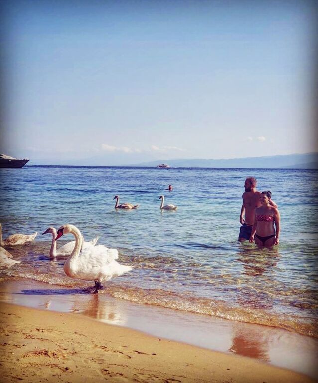 H Μαρίνα Ασλάνογλου  με τον σύζυγό της σε παραλία της Σκιάθου.