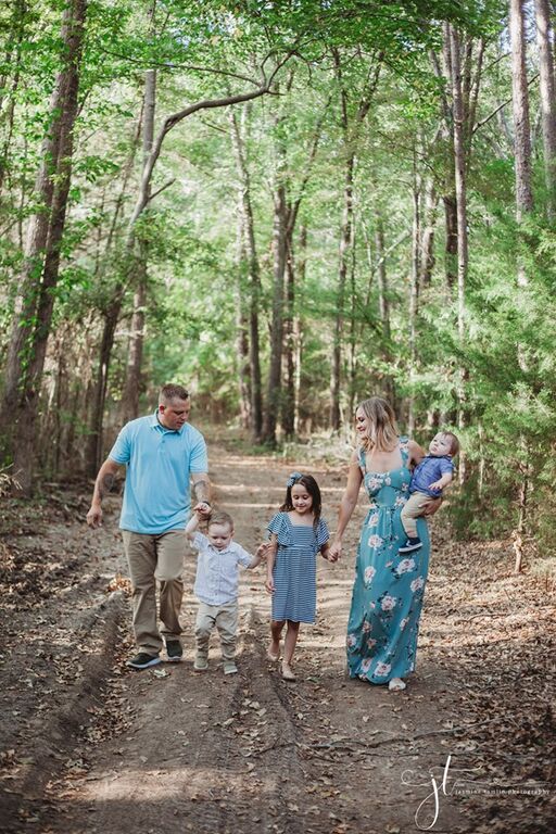 Έβγαζαν φωτογραφίες και ο μικρός τους γιος βούτηξε στη λίμνη (pics)