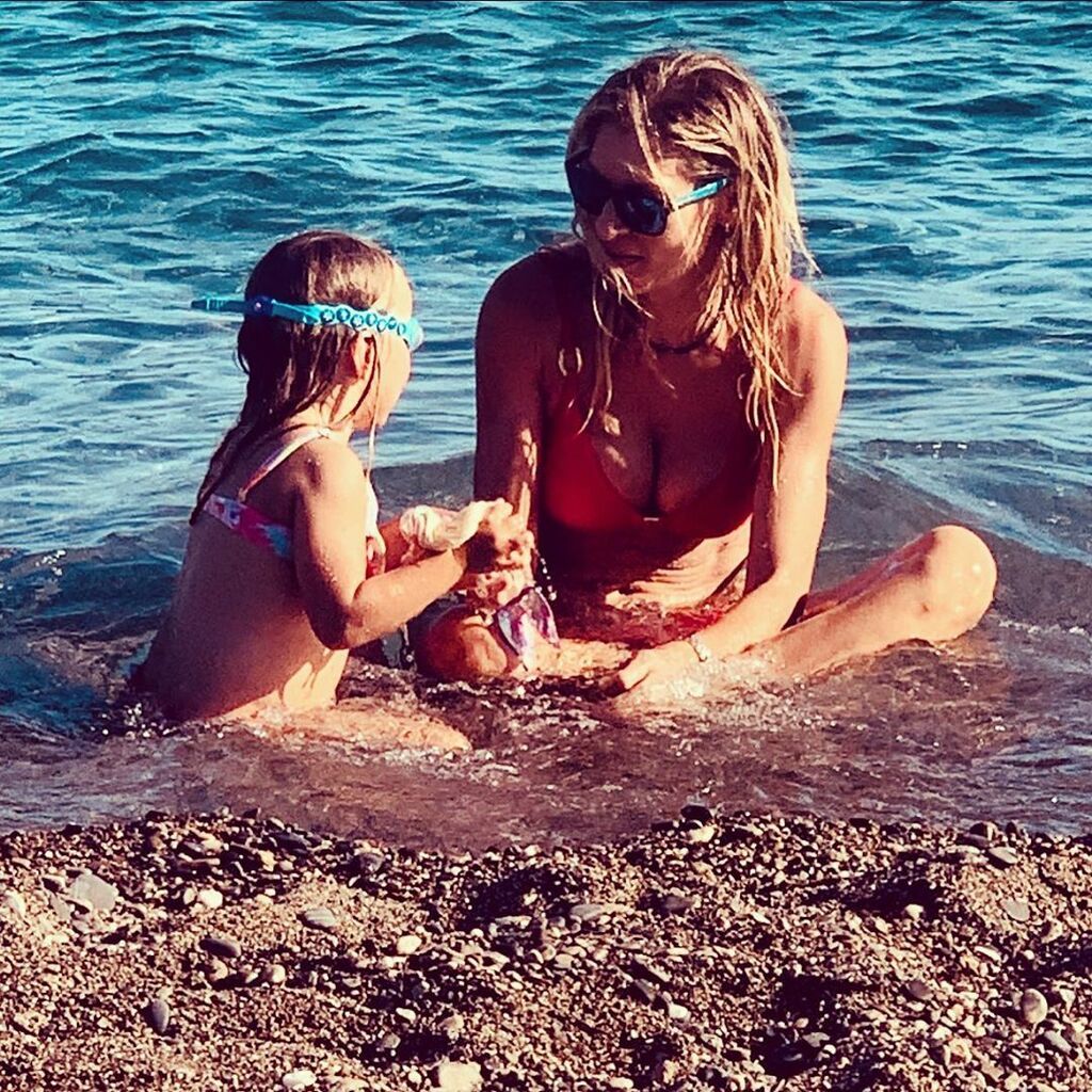 Με αυτή τη φώτο αποκάλυψε ότι οι διακοπές τους φτάνουν στο τέλος τους σχολιάζοντας: «Απολαμβάνοντας παρέα τα τελευταία μπάνια για φέτος... #holidays #lastdays #blessed #happy #motheranddaughter #together#better #lovemygirl #thalia» #familytime»
