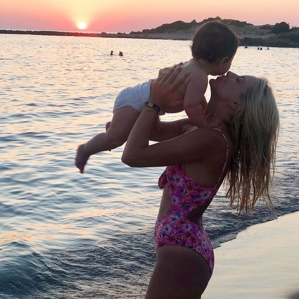 " Το καλύτερο ηλιοβασίλεμα της ζωής μου...#babyj #myson #firstsummerwithyou #happymama #endlesslove #babyboy" έγραψε η ευτυχισμένη μανούλα στη φωτογραφία που δημοσίευσε πριν μερικές ώρες