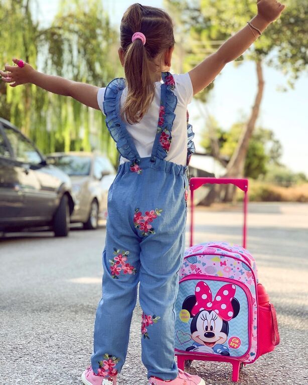 Σήμερα είναι η πρώτη μέρα στον παιδικό σταθμό για την Χριστίνα, τη μικρότερη κόρη της Δέσποινας Καμπούρη. Η διάσημη μαμά μοιράστηκε μαζί μας σκέψεις και συναισθήματα:
"Καλή σχολική χρονιά σε όλα τα μικράκια που αρχίζουν σήμερα! Εμείς ξεκινήσαμε με χαμόγε