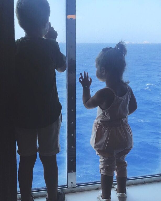 Η Βάσω Κολλιδά είναι πολύ ενεργή στα social media αν και σπάνια ανεβάζει φωτογραφίες με τα παιδιά της. Η Μαρία-Ίρις γεννήθηκε το 2016 και είναι το νεότερο μέλος της οικογένειας. 