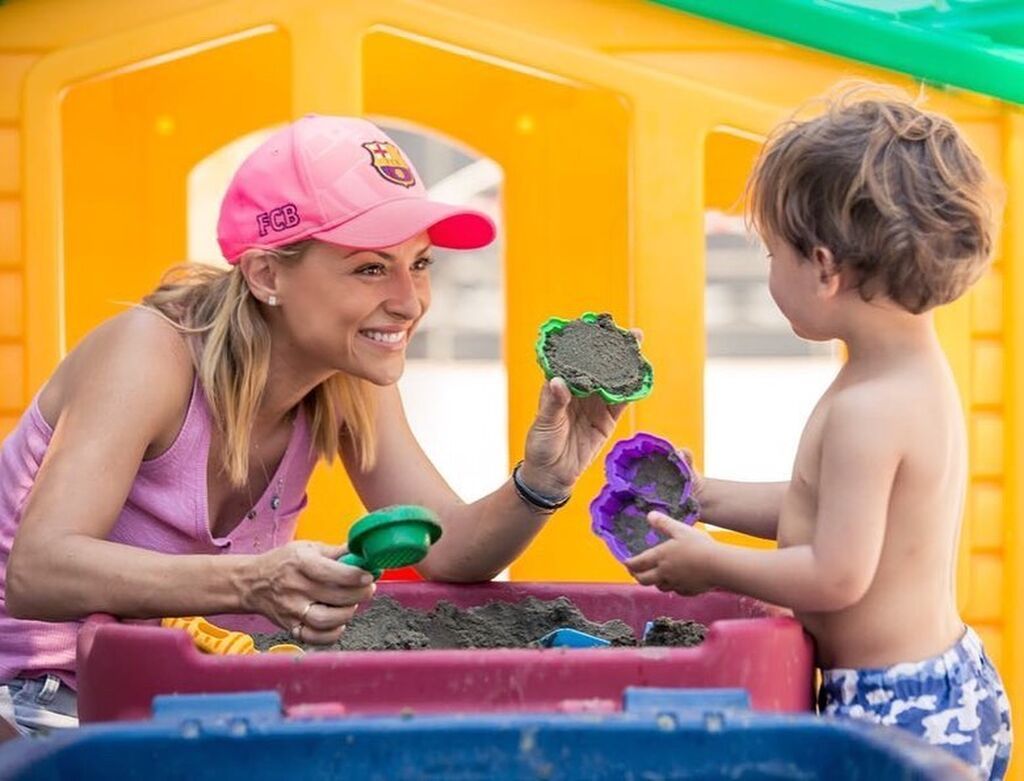 Η δημοσιογράφος Λίλα Κουντουριώτη έγινε για πρώτη φορά μαμά το 2016 και ο ερχομός του μικρού Κωνσταντίνου, της άλλαξε τη ζωή. 