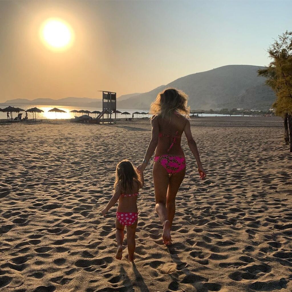 Η Ζέτα Δούκα είναι πολύ δεμένη με την κόρη της. Η μικρή Θάλεια είναι πλέον τριών ετών και η όμορφη μαμά ανέβασε στο προσωπικό της προφίλ τη φωτογραφία που βλέπετε παραπάνω μόλις χθες, με αφορμή την ονομαστική εορτή της κόρης της. 