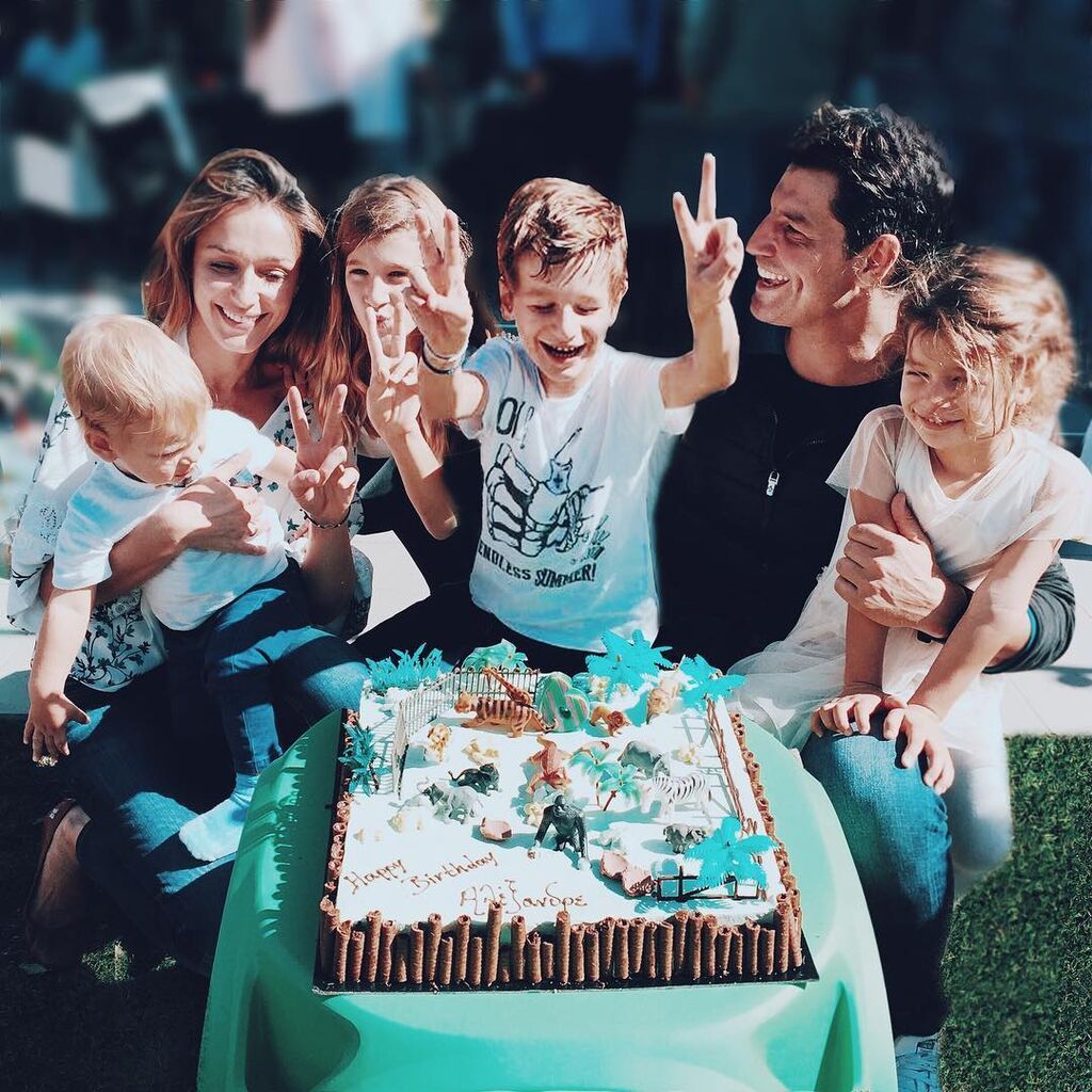 Τα παιδιά του Σάκη Ρουβά και της Κάτια Ζυγούλη έχουν μεγαλώσει αρκετά. Ο μικρότερος, ο Απόλλωνας έκλεισε φέτος τα τρία του χρόνια και είναι πολύ πιθανό σήμερα και για αυτόν να ήταν η πρώτη του μέρα στο σχολείο. 