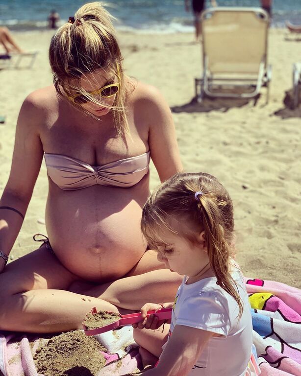 Ο Γιάννης Βαρδής και η Νατάσα Σκαφίδα έγιναν για δεύτερη φορά γονείς μερικούς μήνες πριν. Η μεγάλη τους κόρη όμως, η Κατερίνα, είναι πλέον μία μικρή δεσποινίδα που φέτος γιόρτασε τα τρίτα της γενέθλια.