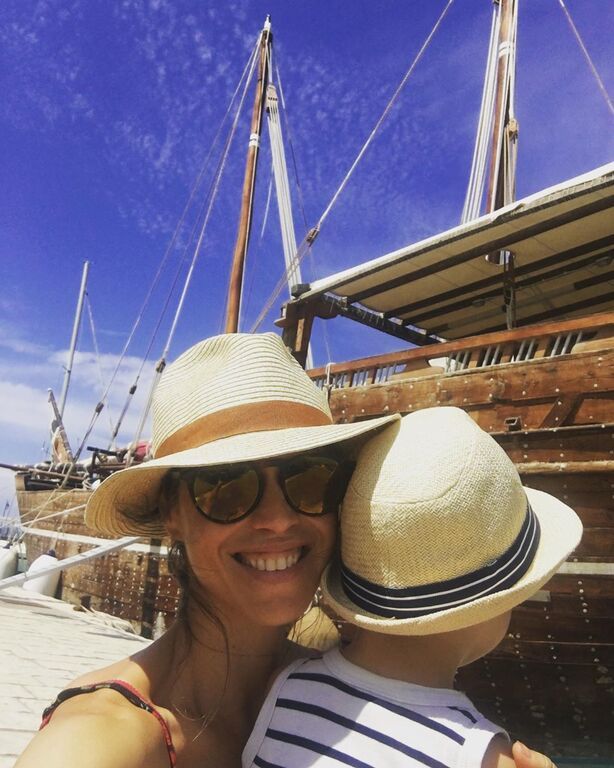 Η αγαπημένη ηθοποιός Αντιγόνη Δρακουλάκη διατηρεί ένα ιδιαίτερα χαμηλό προφίλ όσον αφορά την προσωπική της ζωή. Ο 3χρονος γιος της γεννήθηκε το 2016 και οι φωτογραφίες του που έχει ανεβάσει στο προσωπικό του προφίλ στο Instagram είναι ελάχιστες. 