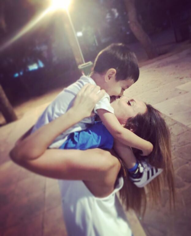 Τριών ετών έγινε φέτος και ο μεγάλος γιος τω δημοσιογράφων Ελένη Καρποντίνη και Βασίλη Λιάτσο. Ο μικρός Αιμίλιος γεννήθηκε το 2016 και δύο χρόνια αργότερα ήρθε στον κόσμο και ο μικρός του αδερφός. 